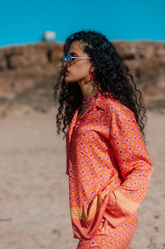 Chemise féminine avec des motifs de cercles en orange vif.