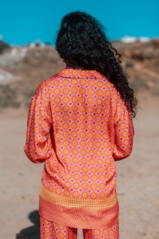 Détails de la chemise : Motifs de cercles et couleur orange.