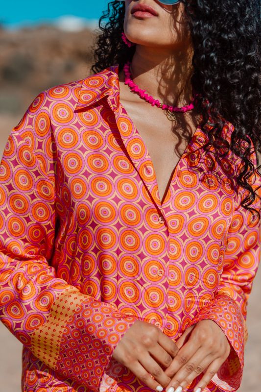 Chemise féminine avec des motifs de cercles en orange vif.