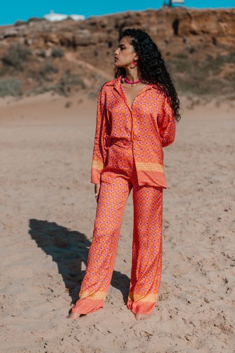 Pantalon orange pour femmes, une couleur vive et audacieuse.