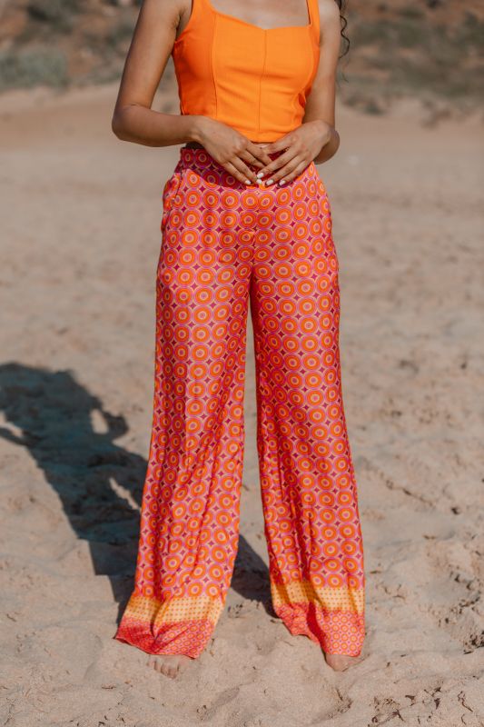 Un pantalon orange pour femmes, une tenue qui attire l'attention et qui respire la confiance.