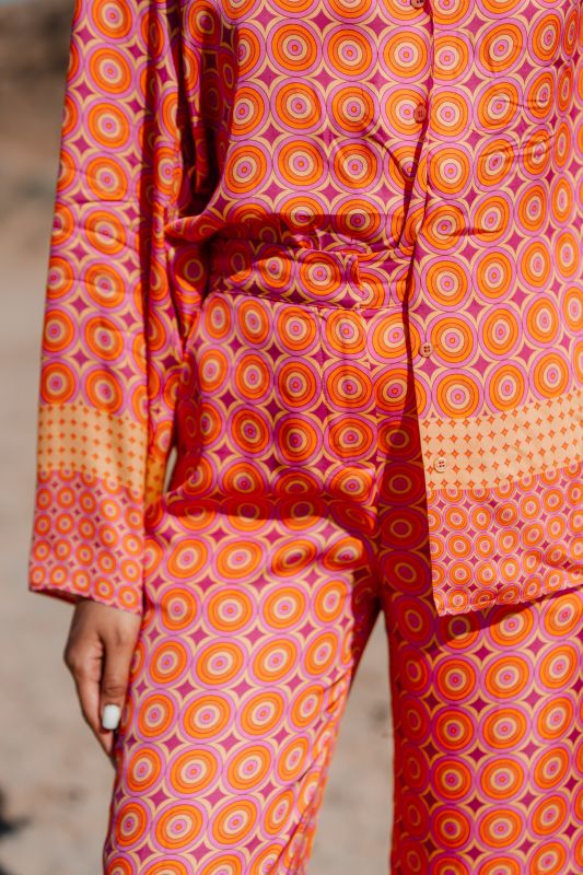 Pantalon en orange, pour un look éclatant et original.