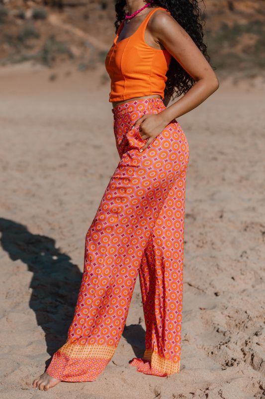 Détails du pantalon orange, une pièce pleine de vitalité et de style.