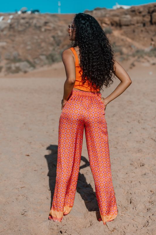 Détails du pantalon orange, une pièce pleine de vitalité et de style.