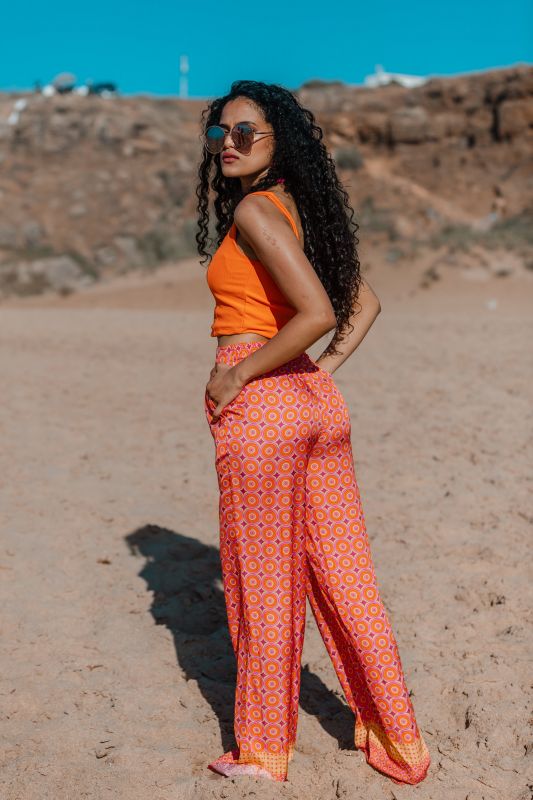 Détails du pantalon orange, une pièce pleine de vitalité et de style.