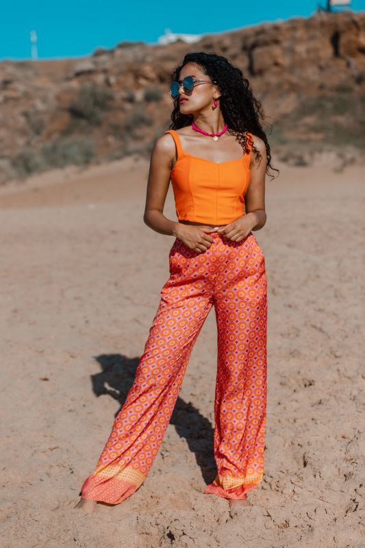 Détails du pantalon orange, une pièce pleine de vitalité et de style.