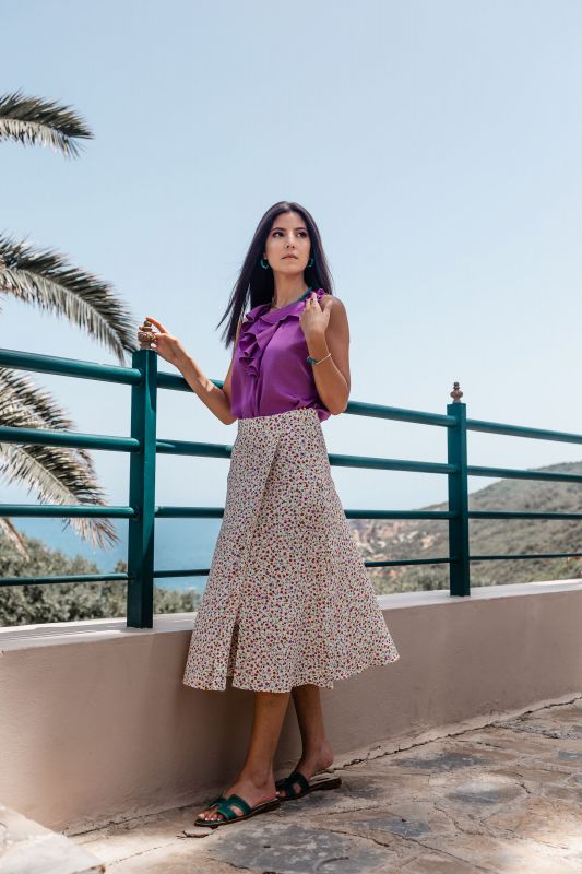 Jupe blanche avec des motifs colorés : Un mélange de couleurs vives et d'élégance.