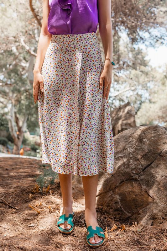 Détails de la jupe : Couleur blanche et motifs aux teintes vives.