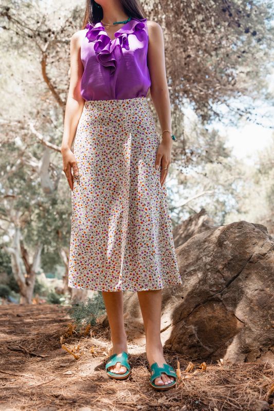 Détails de la jupe : Couleur blanche et motifs aux teintes vives.