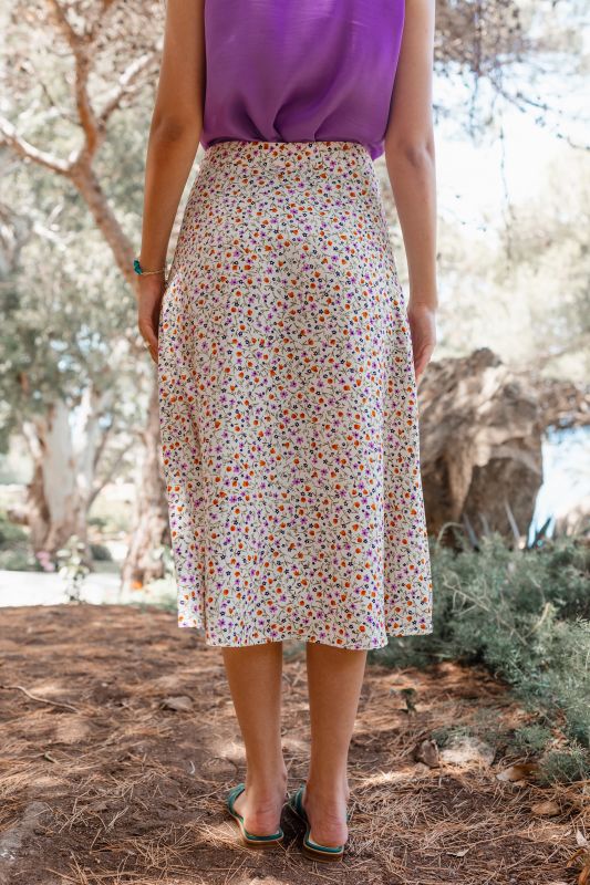 Détails de la jupe : Couleur blanche et motifs aux teintes vives.