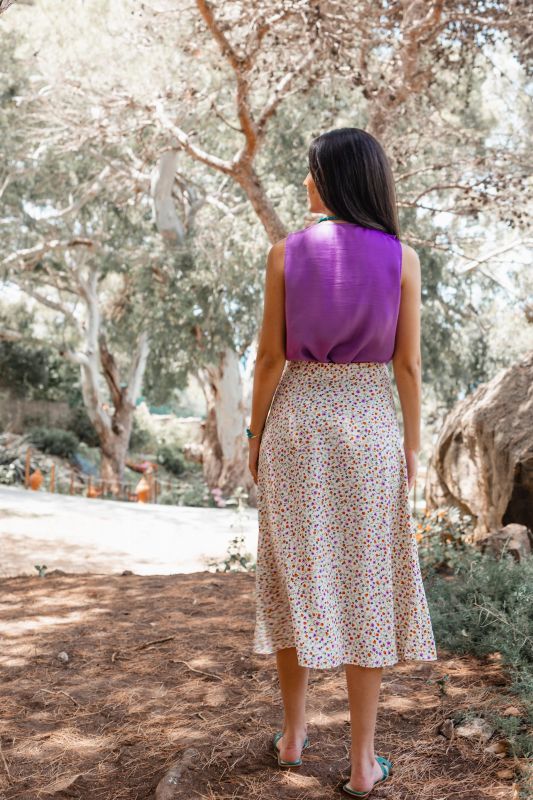 Jupe blanche ornée de motifs colorés pour une tenue vive et estivale.
