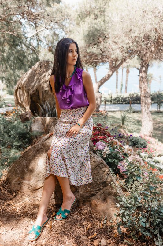 Jupe blanche ornée de motifs colorés pour une tenue vive et estivale.
