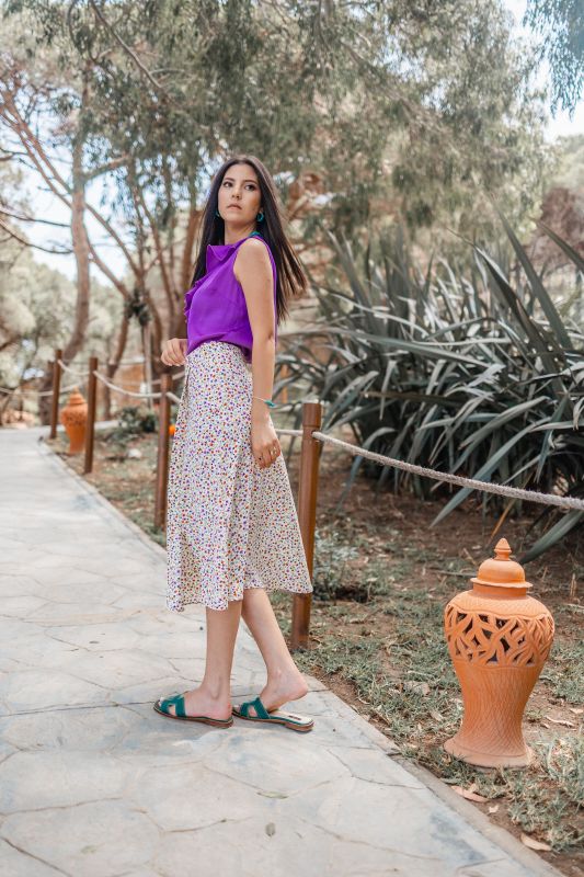 Jupe blanche ornée de motifs colorés pour une tenue vive et estivale.