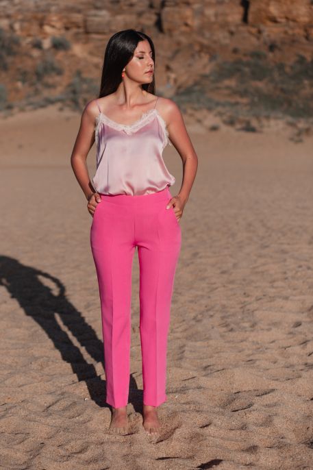 Pantalon rose classique pour femmes, une touche de féminité.