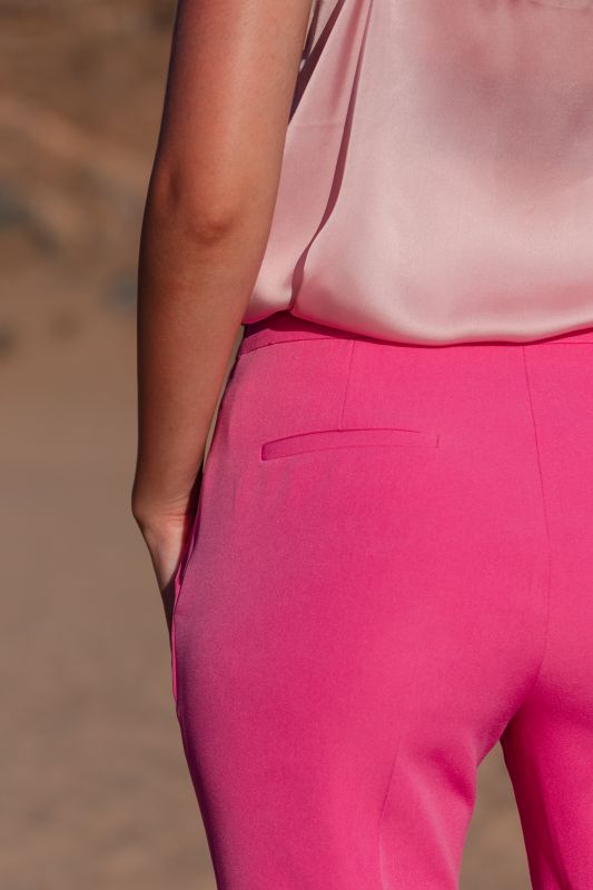 Détails du pantalon rose classique, une pièce élégante.