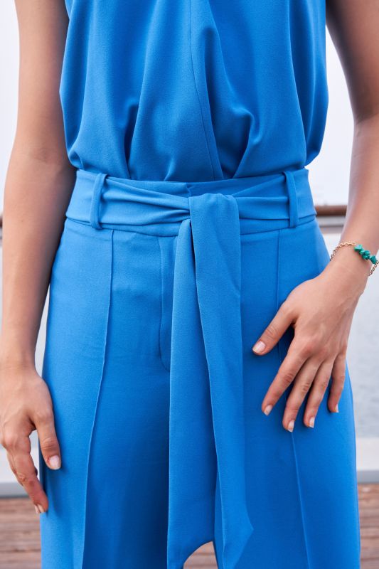 Un pantalon bleu stylé pour femmes, une tenue élégante et pleine de style.