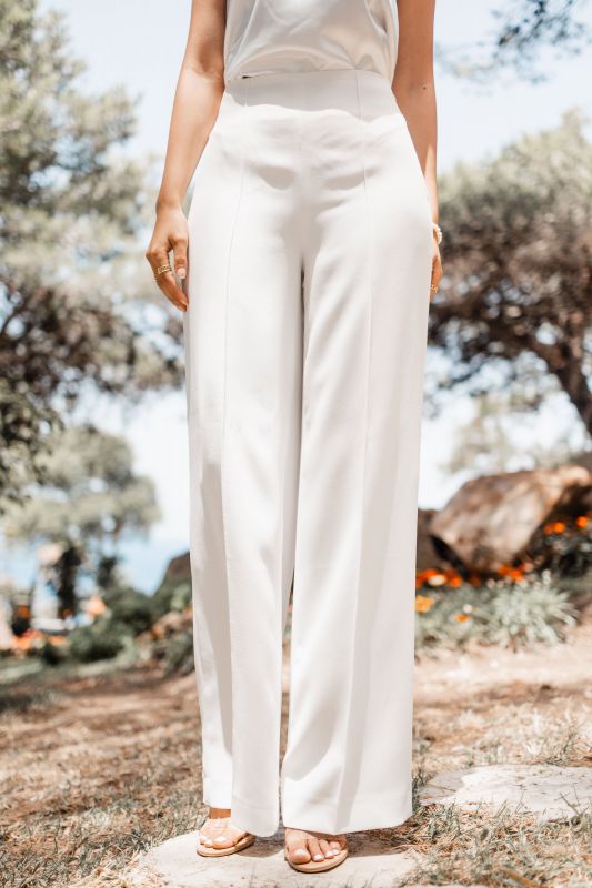 Détails du pantalon long à la mode, une pièce tendance.