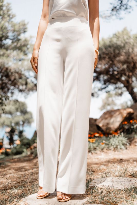 Pantalon long chic pour dames, pour une tenue polyvalente.