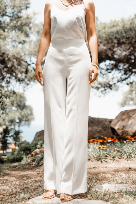 Pantalon long chic pour dames, pour une tenue polyvalente.