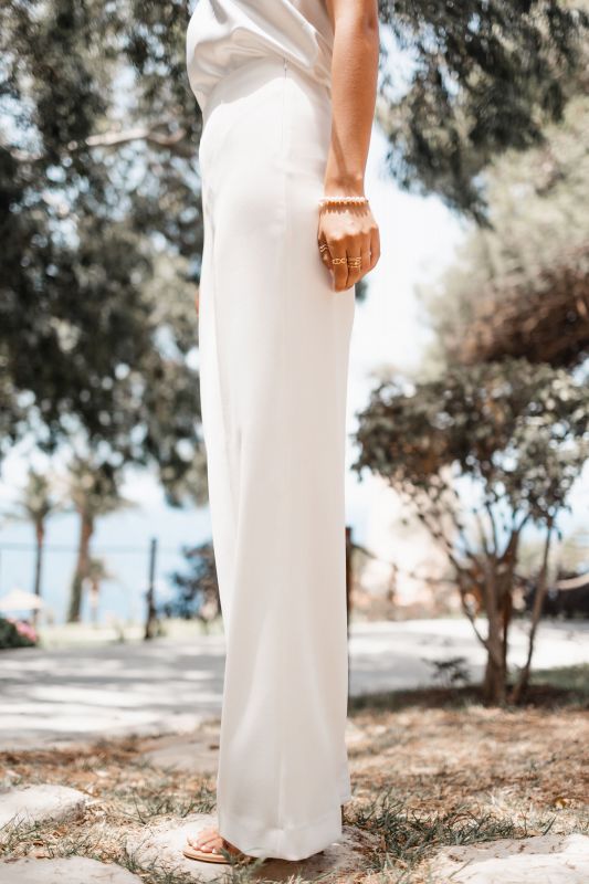 Pantalon long chic pour dames, pour une tenue polyvalente.