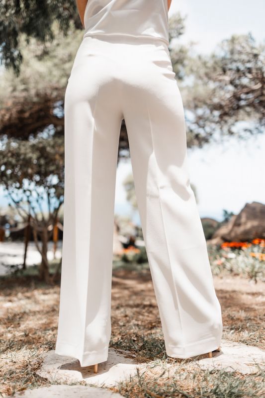 Détails du pantalon long à la mode, une pièce tendance.