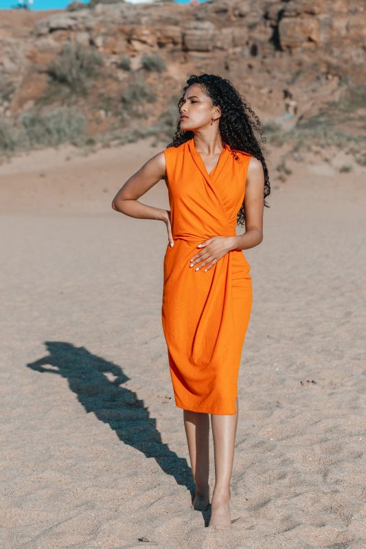 Robe orange pour femmes, une couleur vibrante et audacieuse.