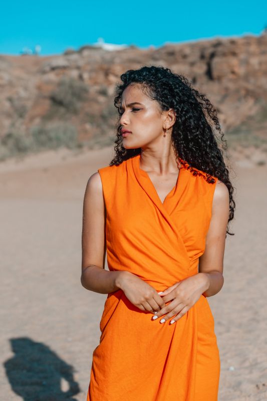 Robe en orange, pour un look éclatant et original.