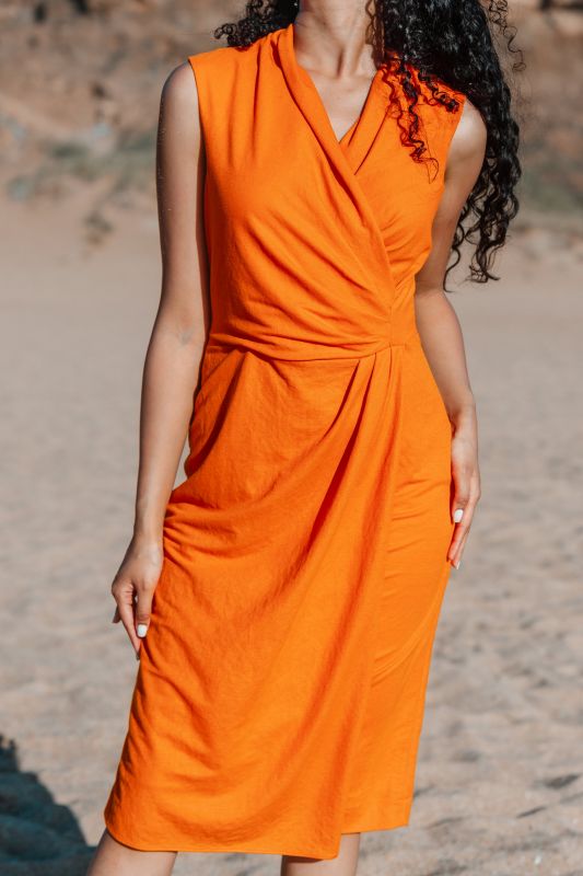 Une robe orange pour femmes, une tenue qui attire l'attention et qui respire la confiance.