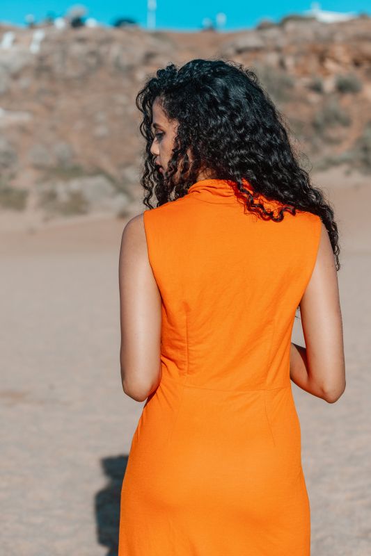 Une robe orange pour femmes, une tenue qui attire l'attention et qui respire la confiance.