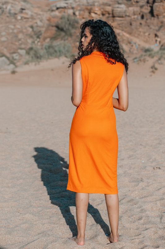 Une robe orange pour femmes, une tenue qui attire l'attention et qui respire la confiance.