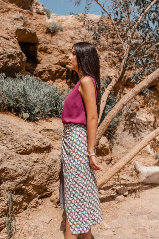 Jupe imprimée blanche aux couleurs vives pour femme : Un design éclatant et artistique.