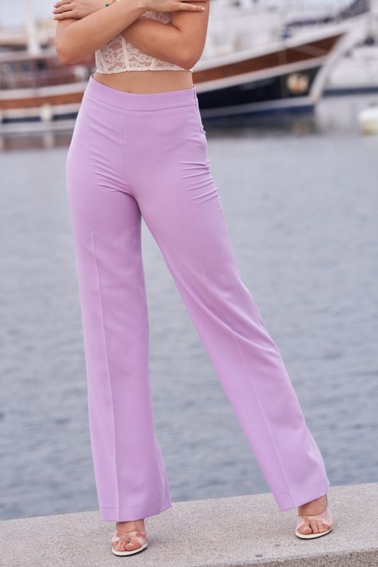 Un pantalon mauve pour femmes, une tenue chic et raffinée.