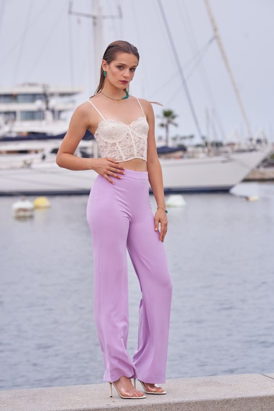 Pantalon en mauve, pour une allure sophistiquée.