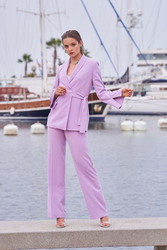 Pantalon classique mauve pour femmes, une élégance intemporelle.