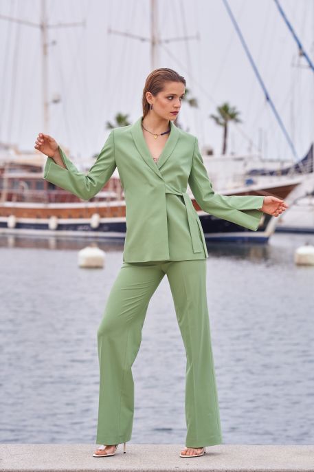 Pantalon vert imprimé orné pour femmes.