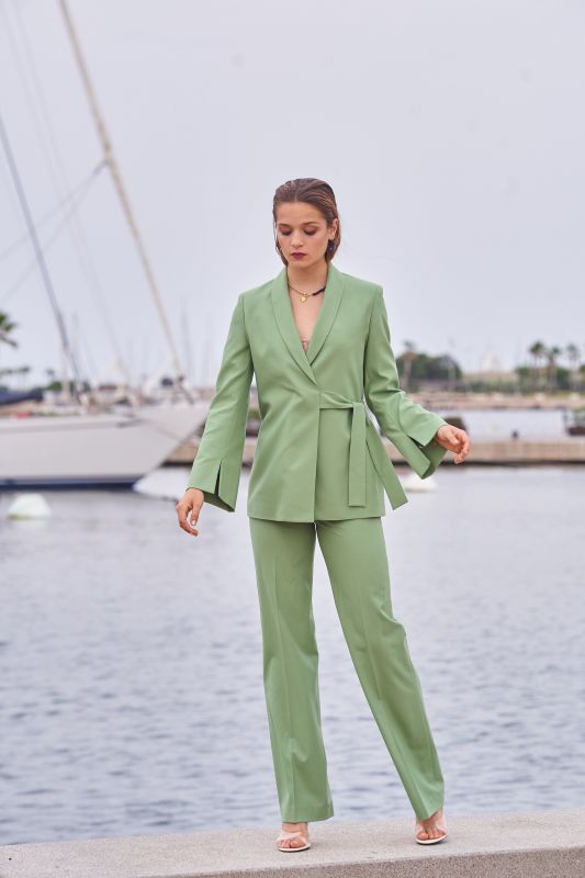 Pantalon décontracté de couleur verte à motifs ornés pour femmes.
