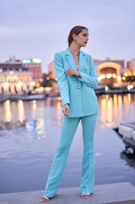 Pantalon classique en turquoise, pour une allure raffinée.