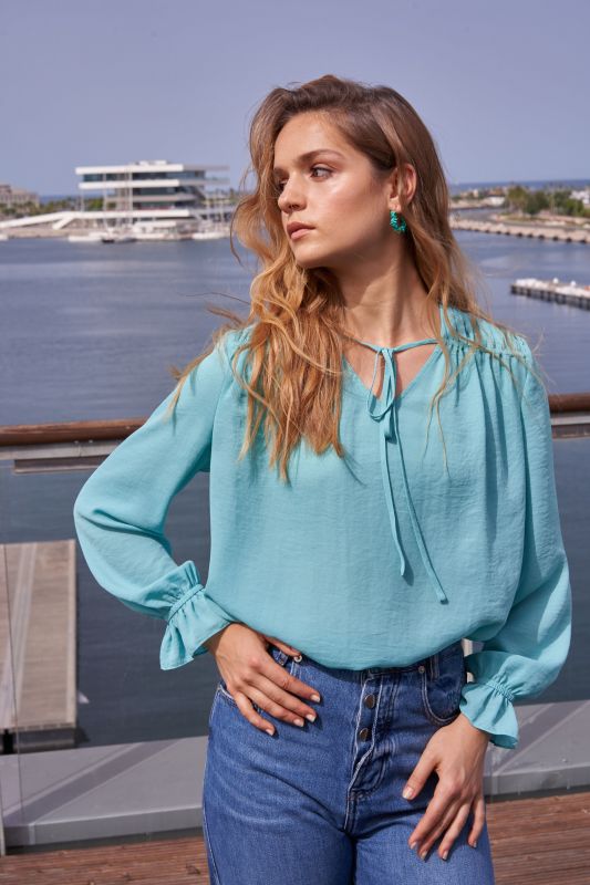 Blouse bleu ciel : Une touche de douceur dans votre garde-robe.