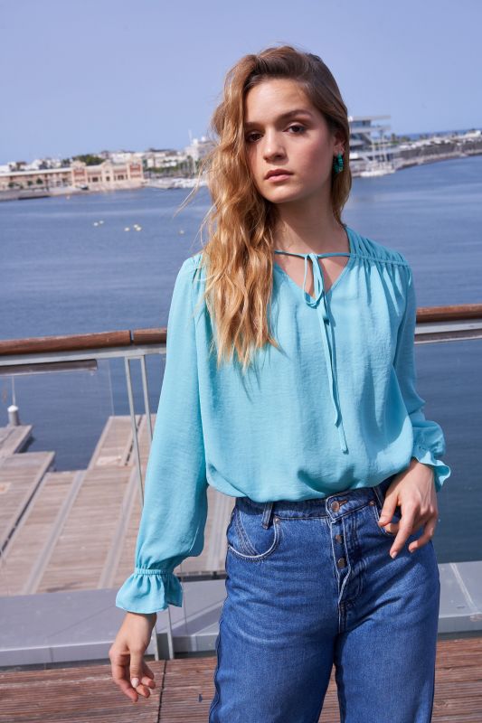 Blouse légère dans un ravissant bleu ciel.