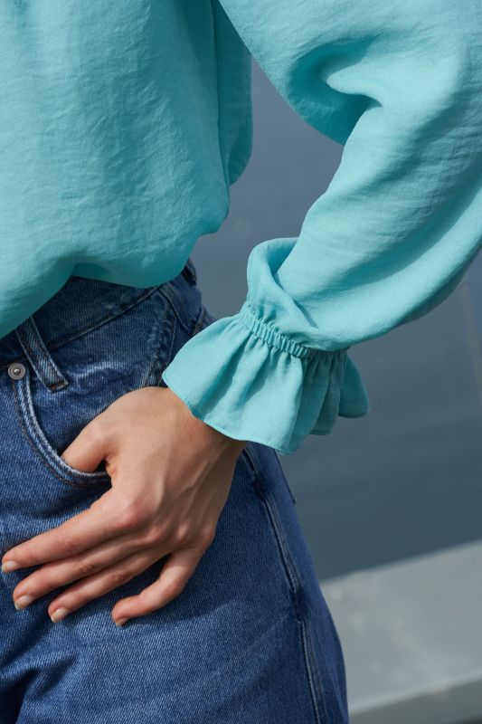 Détails de la blouse bleu ciel à manches longues