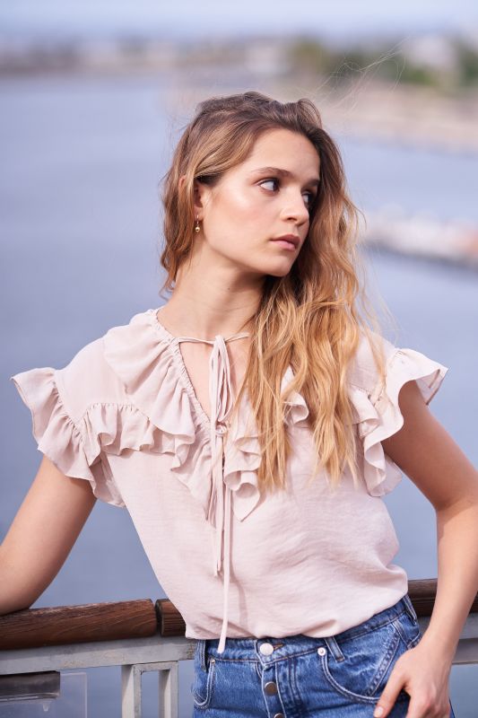 Élégante blouse blanc cassé pour une tenue raffinée