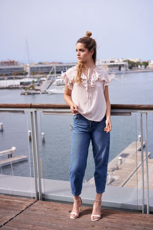 Détails de la blouse blanc cassé : dentelle délicate