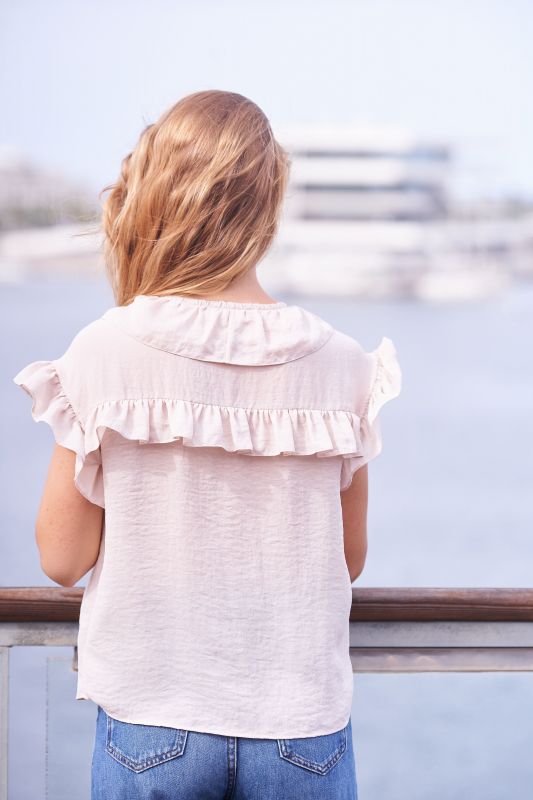 Détails de la blouse blanc cassé : dentelle délicate
