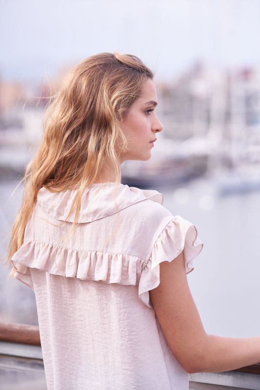 Détails de la blouse blanc cassé : dentelle délicate
