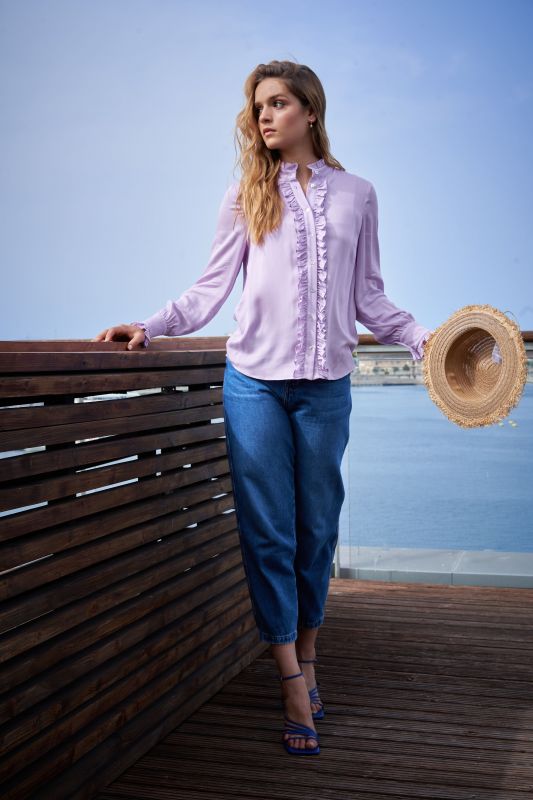 Chemise légère violette pour femmes.