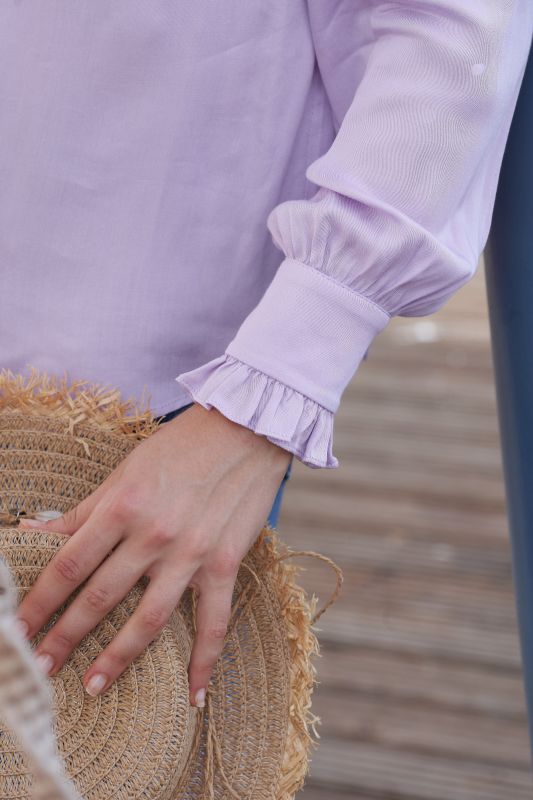Chemisier violet pâle pour femmes.