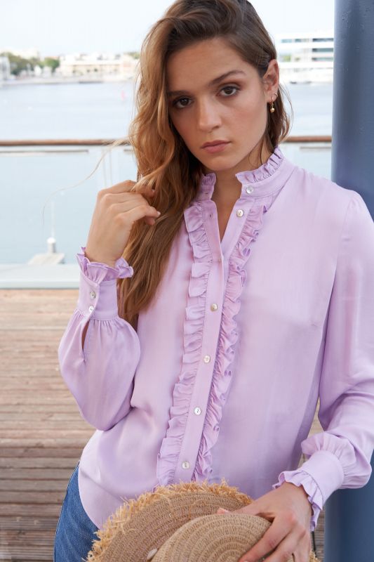 Détails subtils sur cette chemise violette claire.