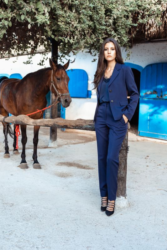 Un pantalon bleu marine classique pour femmes, une tenue chic et intemporelle