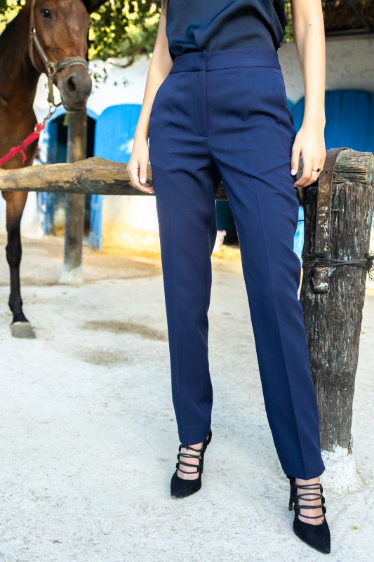 Détails du pantalon bleu marine classique, une pièce polyvalente