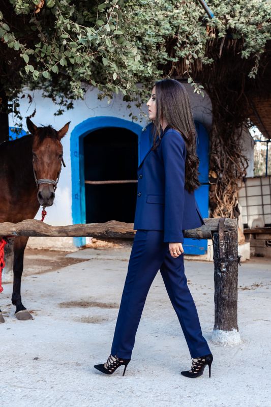 Pantalon classique bleu marine, pour un look sophistiqué.